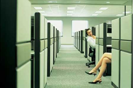 調查：女性常通過調情實現(xiàn)目標