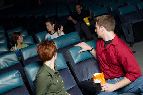 美語(yǔ):neither here nor there 無(wú)關(guān)緊要