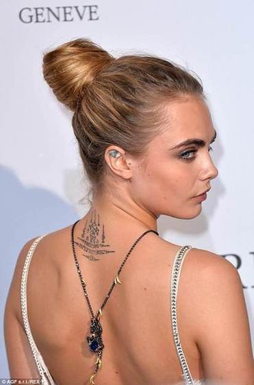 項(xiàng)鏈已經(jīng)OUT啦，現(xiàn)在最I(lǐng)N的是“背鏈”