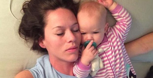 老媽別再睡了！ 女嬰出“奇招”弄醒沉睡母親