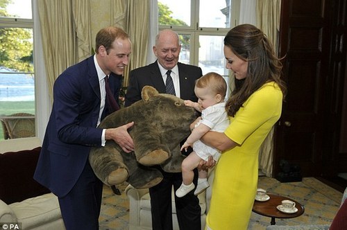 一年收800件禮物 喬治成收禮小王子！