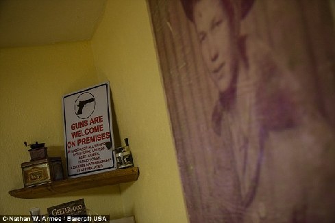 美國(guó)科羅拉多州小鎮(zhèn)餐廳女店員配槍上班