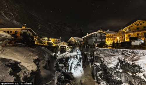 法驚現(xiàn)人臉燈光投影 巖石樹木皆成藝術品