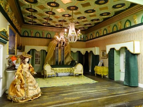 英國(guó)古稀老人打造逼真玩偶屋