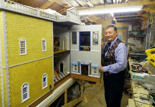 英國(guó)古稀老人打造逼真玩偶屋