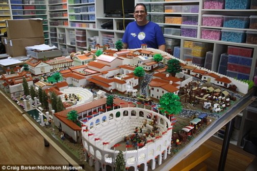 男子用樂(lè)高積木重現(xiàn)龐貝古城