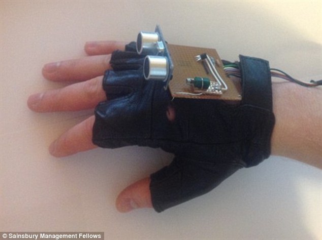 振動手套助盲者“看”世界