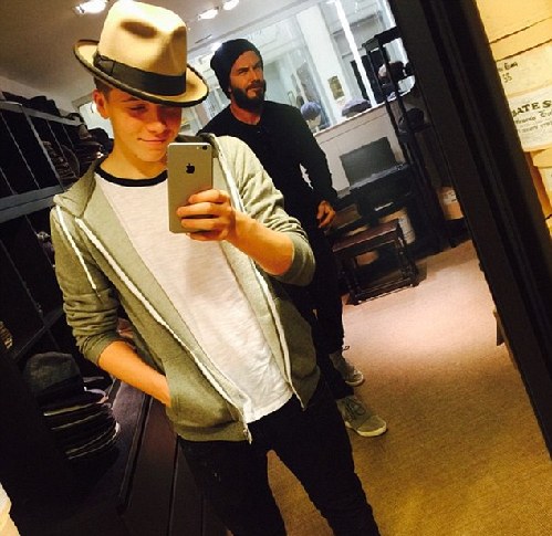 小貝任性搶鏡愛(ài)子自拍照