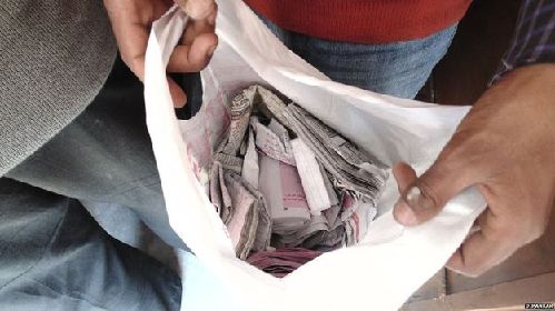 印度家長(zhǎng)爬墻給考生遞答案