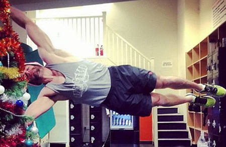 網絡新風潮:肌肉男做人體旗