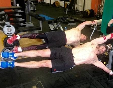 網絡新風潮:肌肉男做人體旗