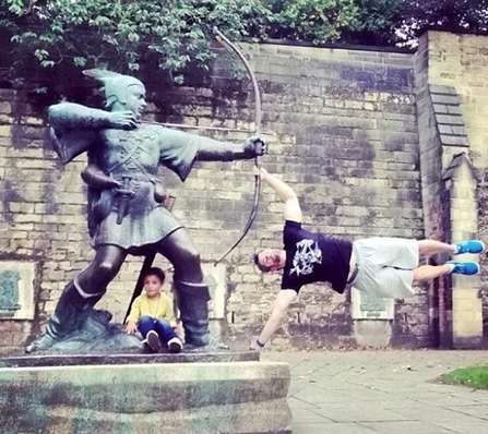 網絡新風潮:肌肉男做人體旗