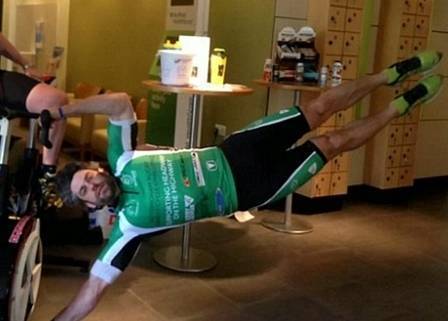 網(wǎng)絡(luò)新風(fēng)潮:肌肉男做人體旗