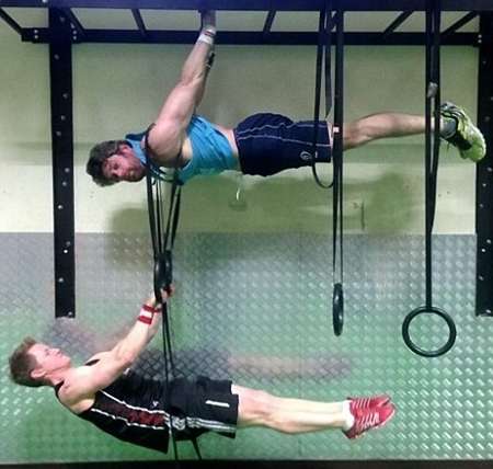 網(wǎng)絡(luò)新風(fēng)潮:肌肉男做人體旗