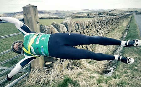 網(wǎng)絡(luò)新風(fēng)潮:肌肉男做人體旗