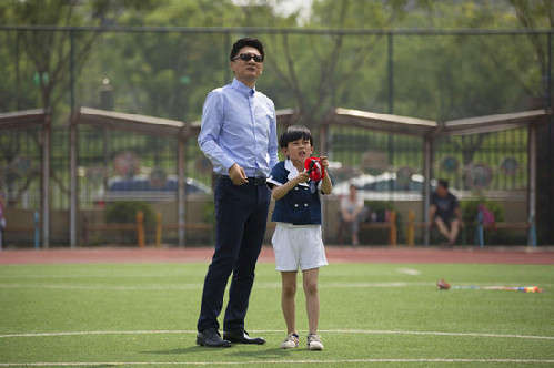 虎媽?zhuān)前?，還是貓爸？