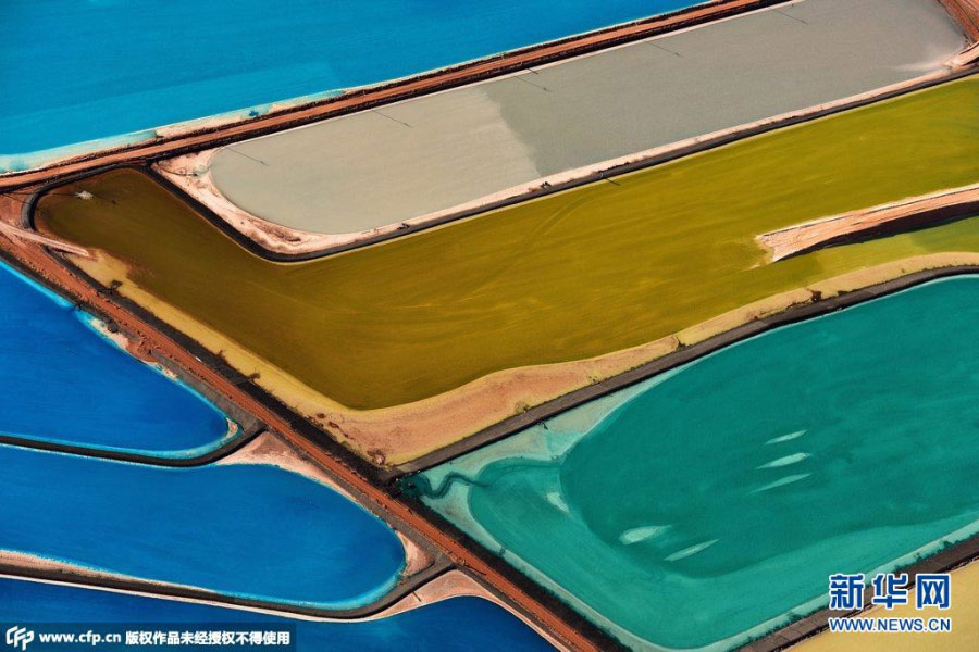 美國(guó)荒漠現(xiàn)“五彩池”奇觀