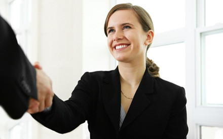 英國(guó)公司招人出奇招：來(lái)面試就給1000鎊