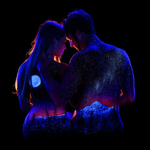 藝術(shù)家創(chuàng)造熒光人體彩繪