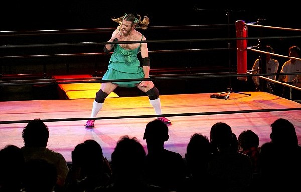 胡子大叔穿女裝組樂隊走紅