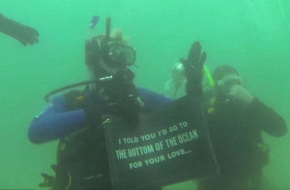 浪漫潛水求婚:你問我愛你有多“深”