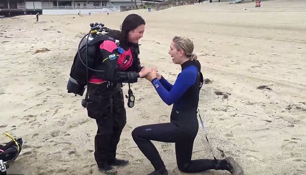 浪漫潛水求婚:你問我愛你有多“深”