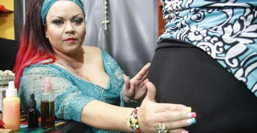 看手相弱爆了:會摸臀算命的秘魯女士