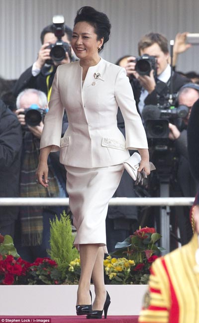 彭麗媛訪英首日:三套服飾盡顯優(yōu)雅