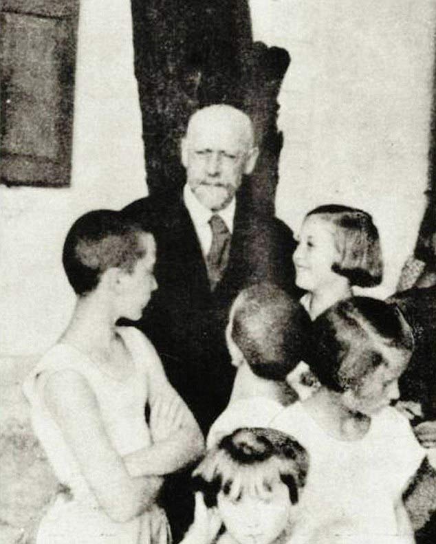 用畫(huà)筆怒斥戰(zhàn)火：還孩子本該有的童年