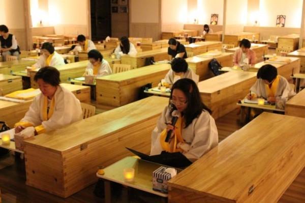 韓國“死亡體驗(yàn)” 木棺中治抑郁