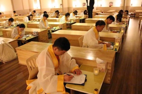 韓國“死亡體驗(yàn)” 木棺中治抑郁