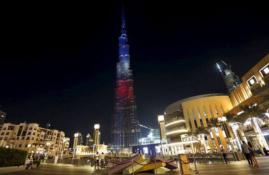 各國哀悼巴黎恐襲 地標(biāo)亮“法國色”