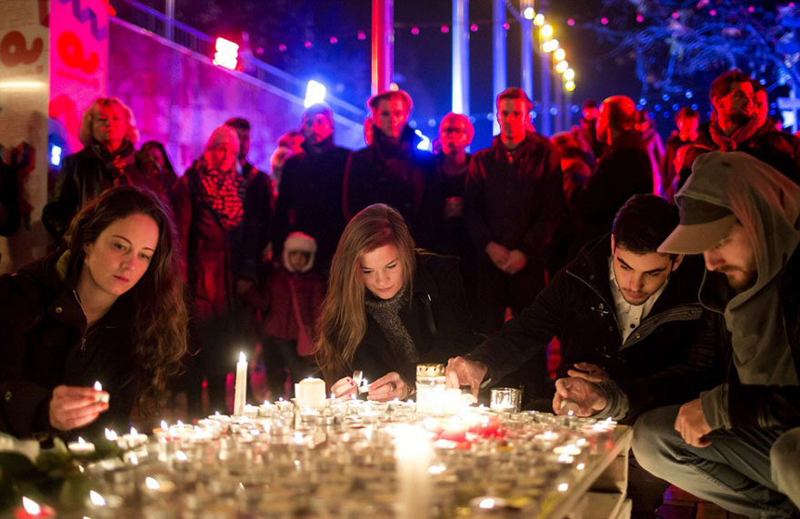 各國(guó)哀悼巴黎恐襲 地標(biāo)亮“法國(guó)色”