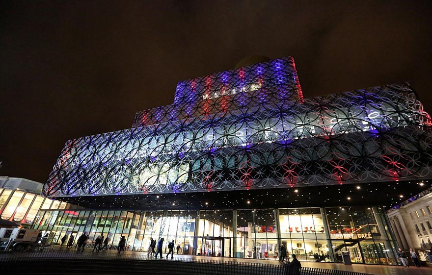 各國(guó)哀悼巴黎恐襲 地標(biāo)亮“法國(guó)色”