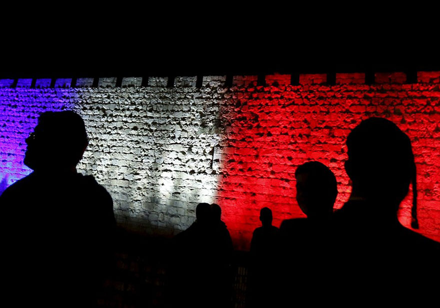 各國哀悼巴黎恐襲 地標亮“法國色”