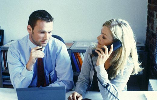 想和領(lǐng)導(dǎo)搞好關(guān)系？那就不要坐得太近