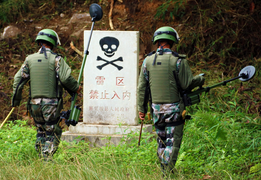 中國日?qǐng)?bào)11月影像回眸:你不能對(duì)周圍世界熟視無睹