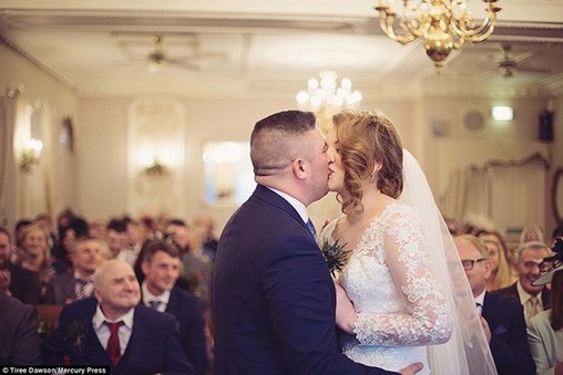 英國新人冒雨結(jié)婚 賓客蹚水赴宴