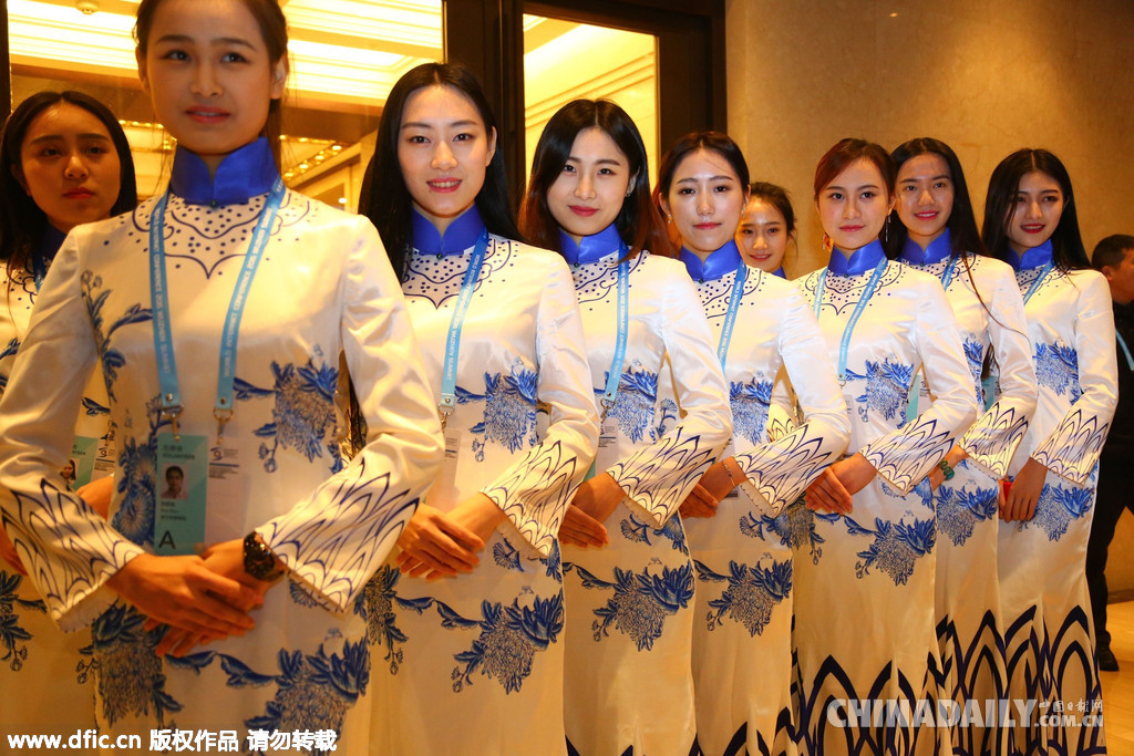 美女大學(xué)生穿青花瓷旗袍亮相互聯(lián)網(wǎng)大會(huì)