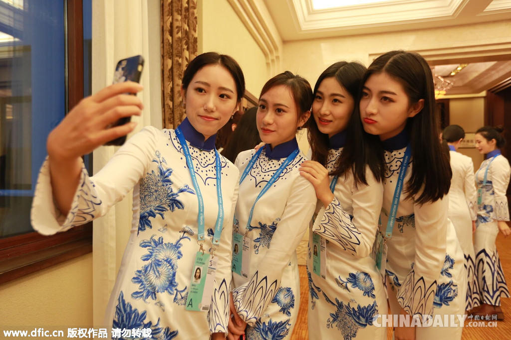 美女大學(xué)生穿青花瓷旗袍亮相互聯(lián)網(wǎng)大會