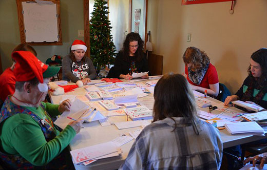 “圣誕老人鎮(zhèn)”百年來(lái)堅(jiān)持回復(fù)孩子寫給圣誕老人的信