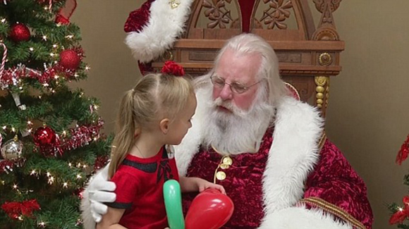 沒(méi)有假期的圣誕老人:給受災(zāi)孩子帶去溫暖