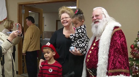 沒(méi)有假期的圣誕老人:給受災(zāi)孩子帶去溫暖