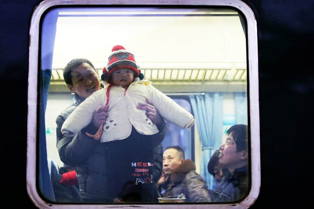 中國(guó)日?qǐng)?bào)直擊全國(guó)春運(yùn)首日(組圖)