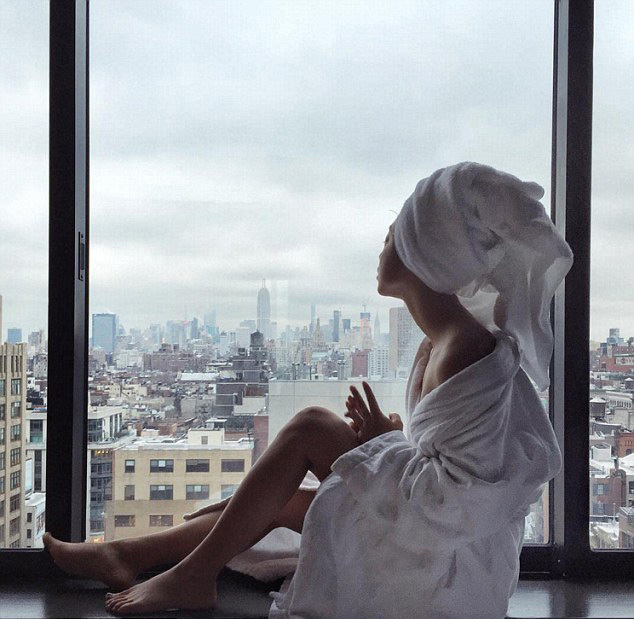 唯美“窗臺(tái)寫(xiě)真”風(fēng)靡社交網(wǎng)絡(luò)（組圖）