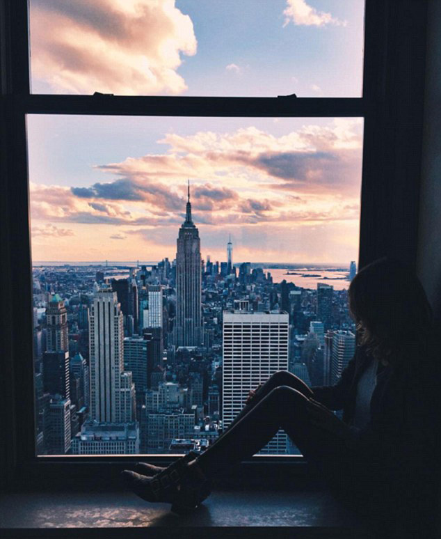 唯美“窗臺(tái)寫(xiě)真”風(fēng)靡社交網(wǎng)絡(luò)（組圖）