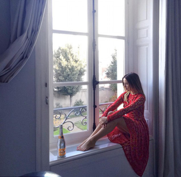 唯美“窗臺寫真”風(fēng)靡社交網(wǎng)絡(luò)（組圖）