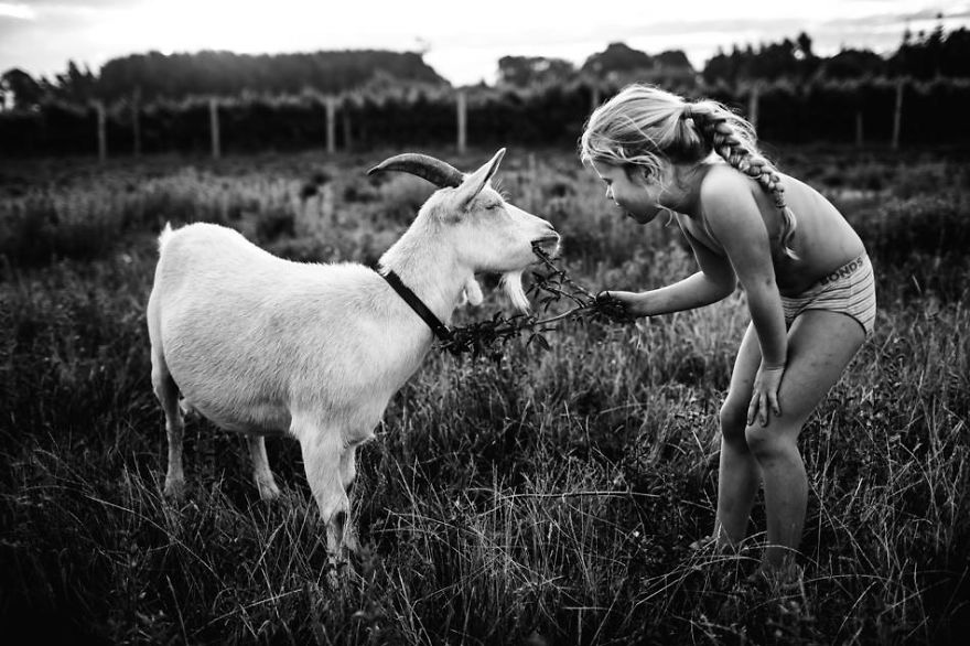 攝影師媽媽記錄下孩子沒有電子設(shè)備的童年（組圖）