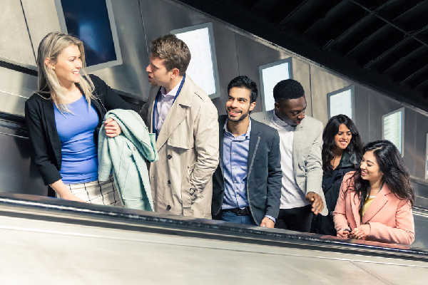 大寫鎖定語調(diào):在沉默中爆發(fā)