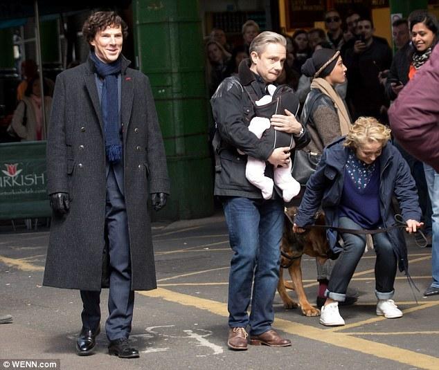 《神探夏洛克4》片場(chǎng)直擊：華生卷福抱孩子亮相（組圖）